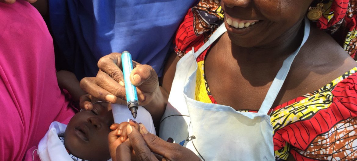 Un enfant voit son doigt marqué après avoir été vacciné à Maiduguri, Etat de Borno, dans le nord-est du Nigéria. (archives)