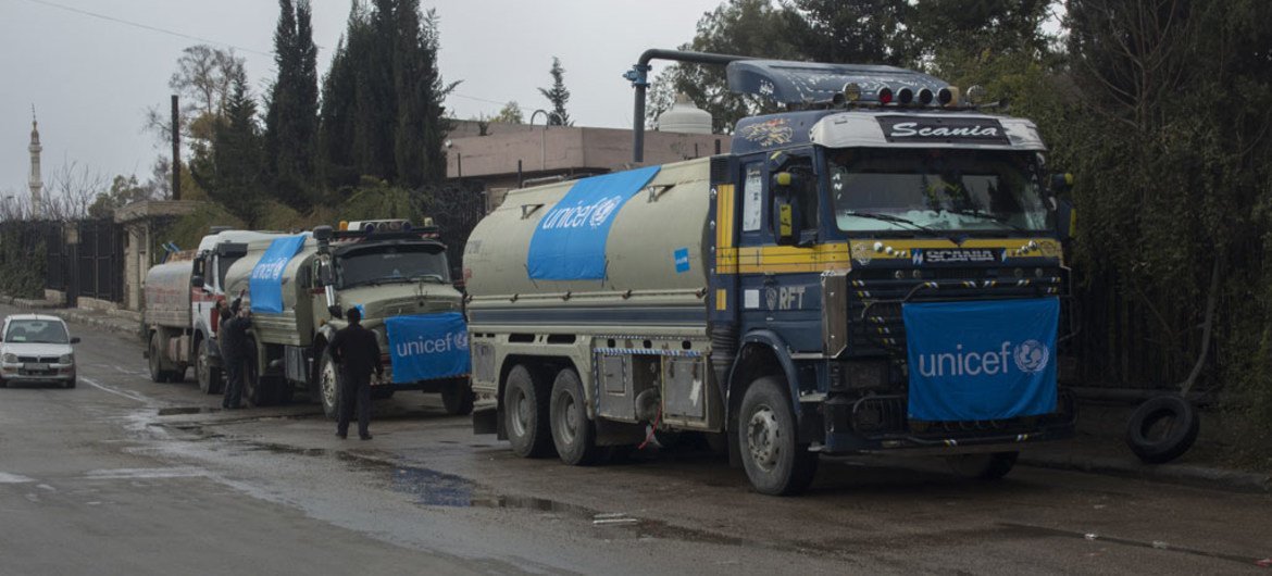 UNICEF-supported trucks queue to fill their tanks with water from a group of wells rehabilitated and equipped by UNICEF, Damascus, Syria. UNICEF/UN048100/Al-Asadi