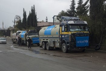 Des camions de l'UNICEF attendent de remplir leurs réservoirs d'eau, à Damas, en Syrie. Photo UNICEF/UN048100/Al-Asadi