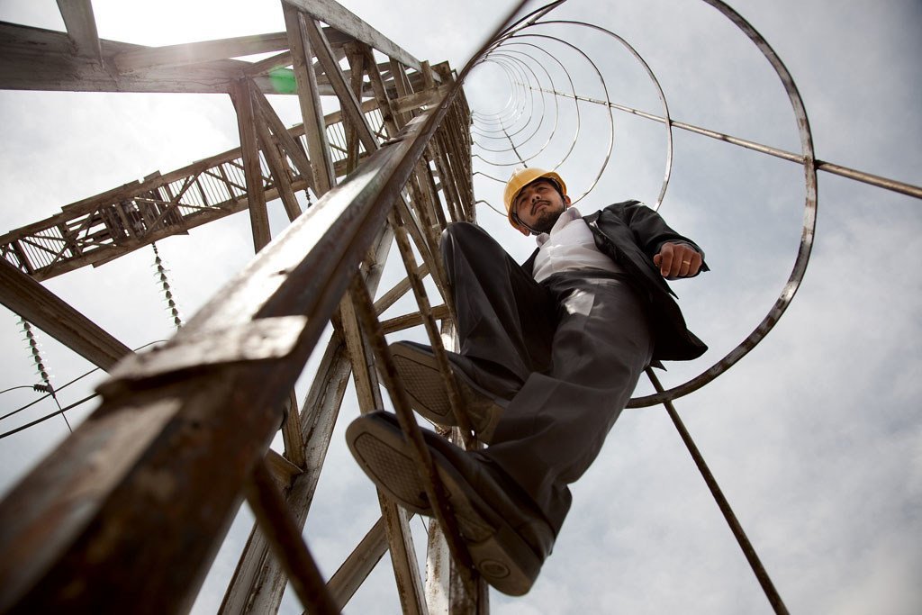 阿富汗喀布尔，一名供电站工人正在作业。