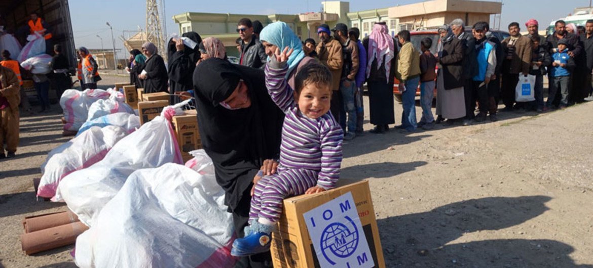 L’Organisation internationale pour les migrations (IOM) distribue de l'aide à Gogjiali, en Iraq, transformé en centre de réception où arrivent les Iraquiens qui fuient Mossoul.