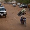 联合国马里多层面综合稳定特派团的卢旺达维和人员在该国北部的加奥巡逻。联合国图片/Marco Dormino