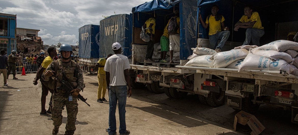 2016年10月，联合国海地稳定特派团为世界粮食计划署在海地提供粮食援助的行动提供安保。联海特派团图片/Logan Abassi