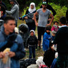 Des enfants, femmes et hommes par temps de pluie près de la ville de Gevgelija, en ARFYM, à la frontière avec la Grèce. Ils ont fui leurs foyers en pleine crise des réfugiés et des migrants. (archive)