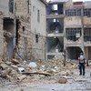 Watoto wakitafuta maji katika katika mji ulioharibiwa kwa vita, Aleppo