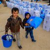 摩苏尔东部儿童获得人道主义援助物资。