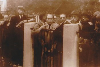 Jewish people seeking visas in front of the Japanese consulate in Kaunas, Lithuania. 
