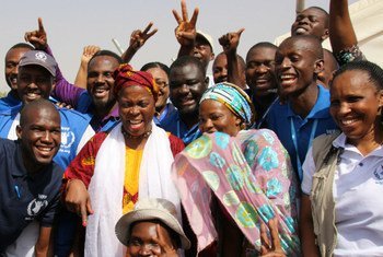 Executive Director of the World Food Programme (WFP), Ertharin Cousin (second left) at the Pompomari camp for the internally displaced in Damaturu, Nigeria.