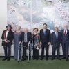 El Secretario General de la ONU (quinto por la derecha) posa para una foto de grupo con los participantes en la ceremonia anual de Naciones Unidas en recuerdo de las víctimas del holocausto, este viernes en la sede de la organización en Nueva York. Foto: 