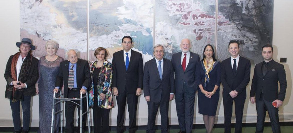 Генеральный секретарь ООН  Антониу Гутерриш (пятый справа) с группой участников  мероприятия, посвященного Международному дню  памяти жертв  Холокоста. Фото ООН