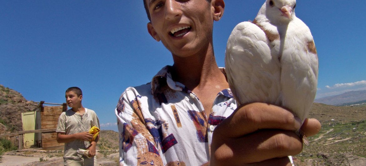 Армянский мальчик держит в руках белого голубя - символ мира.