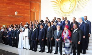 Le Secrétaire général de l'ONU, Antonio Guterres (3e à droite, devant), avec des dirigeants de l'Union africaine à l'ouverture du Sommet de l'UA à Addis-Abeba, en Ethiopie (janvier 2017). Photo ONU/Antonio Fiorente