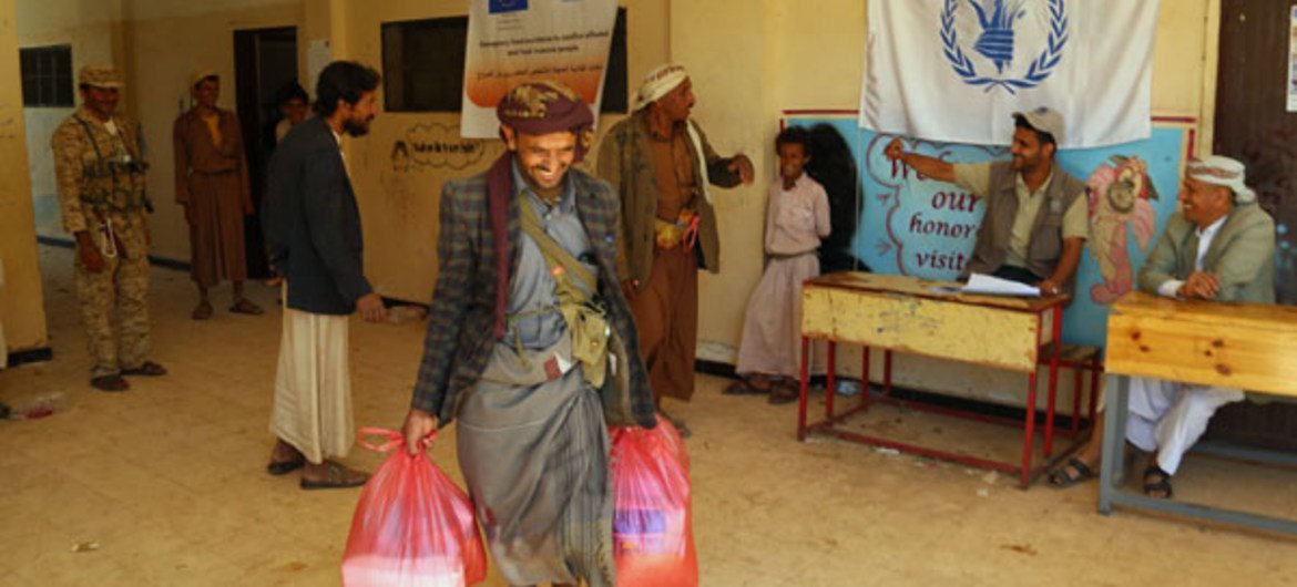世界粮食计划署为也门民众提供粮食援助。