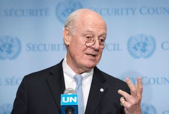 L'Envoyé spécial de l'ONU pour la Syrie, Staffan de Mistura, devant la presse. Photo ONU/Mark Garten