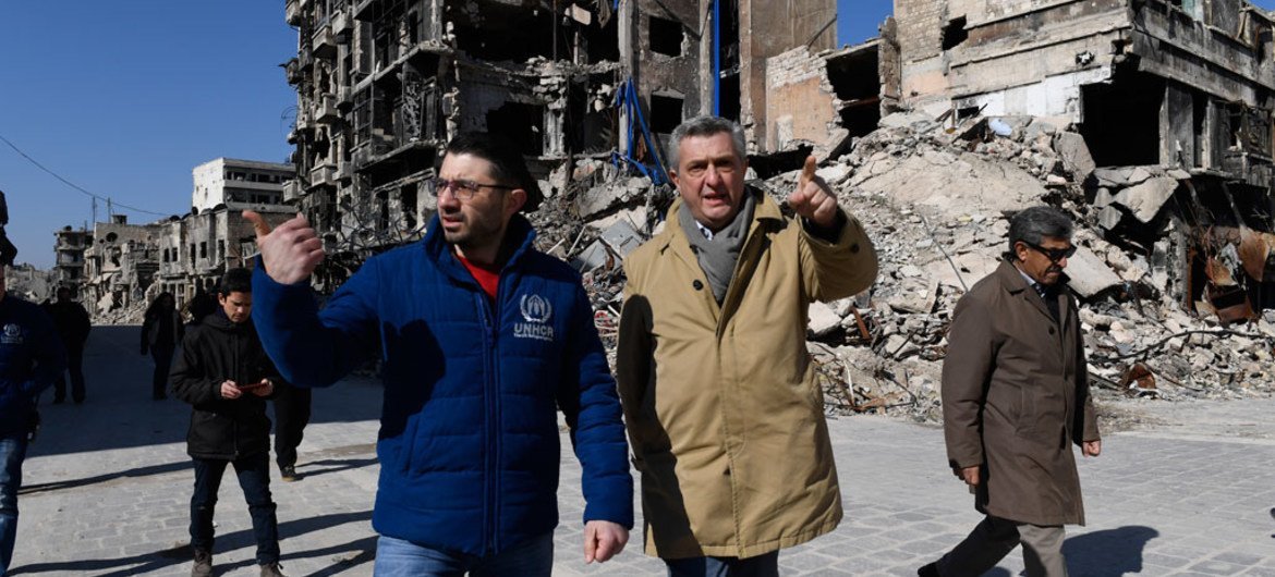 Le Haut-Commissaire des Nations Unies pour les réfugiés, Filippo Grandi (au centre), dans la vieille ville d'Alep, en Syrie. Photo HCR/Bassam Diab