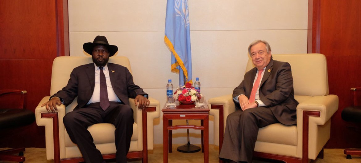 Le Secrétaire général de l'ONU, António Guterres (à droite), rencontre le Président du Soudan du Sud, Salva Kiir, au 28e Sommet de l'Union africaine, à Addis-Abeba, en Ethiopie. Photo ONU/Antonio Fiorente