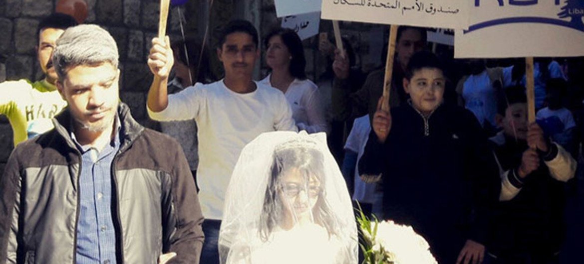在黎巴嫩举行的一次反对童婚的游行中，一个女孩装扮成新娘。