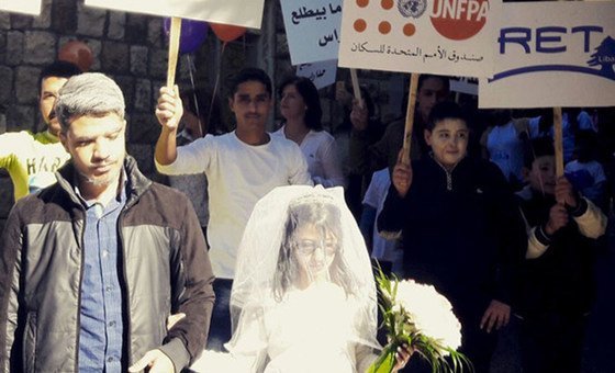 Девочка, одетая в платье невесты, принимает участие в марше протеста против  ранних браков и насилия на гендерной почве в Ливане