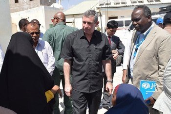 Humanitarian Coordinator for Somalia, Peter de Clercq (centre), visits a UNICEF-supported mother-child-health clinic in Garowe. Malnutrition cases are rising due to drought.