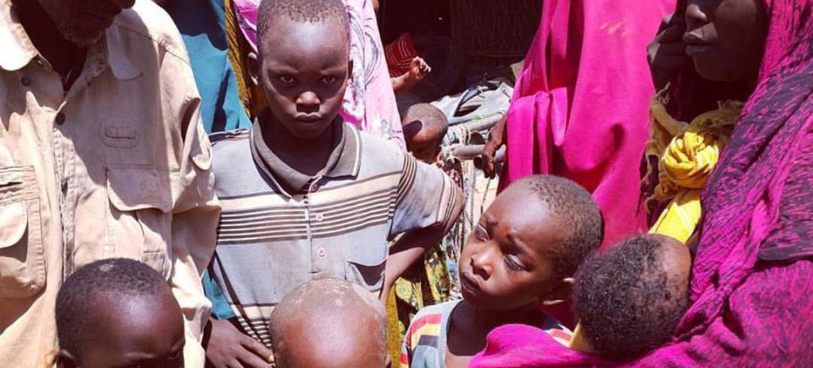 一个索马里家庭由于干旱而背井离乡来到南部与埃塞俄比亚交接地区，希望在那里找到粮食、水和援助。儿基会图片