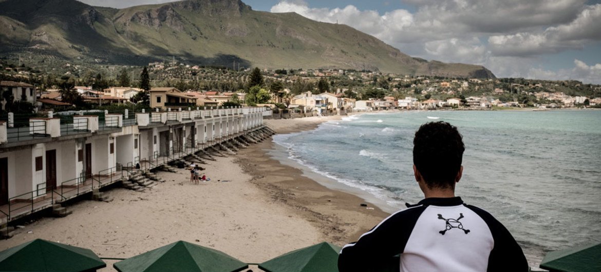一名无人陪伴儿童在意大利海边遥望。儿基会图片/Ashley Gilbertson VII