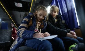 Le 1er février 2017, Vika et sa soeur Yulia attendent dans un bus d'être évacuées de la ville d'Avdiivka, dans la région de Donetsk, en Ukraine. Photo UNICEF/Aleksey Filippov