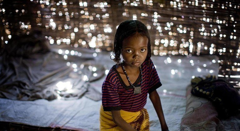 Fatima, 7 años, sentada en su cama, en su casa, en la región de Afar, en Etiopía. Fue sometida a la mutilación genital femenina cuando tenía 1 año.