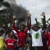 2015年5月4日,在布隆迪首都布琼布拉，抗议者在警察面前举起双手。图片来源: IRIN/Phil Moore (资料)