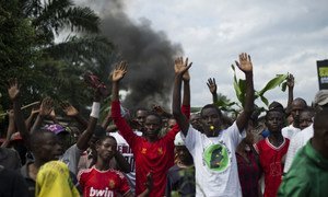 Des manifestants lèvent leurs mains devant la police dans le quartier Musaga de Bujumbura, au Burundi, le 4 mai 2015.