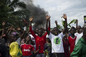 2015年5月4日,在布隆迪首都布琼布拉，抗议者在警察面前举起双手。