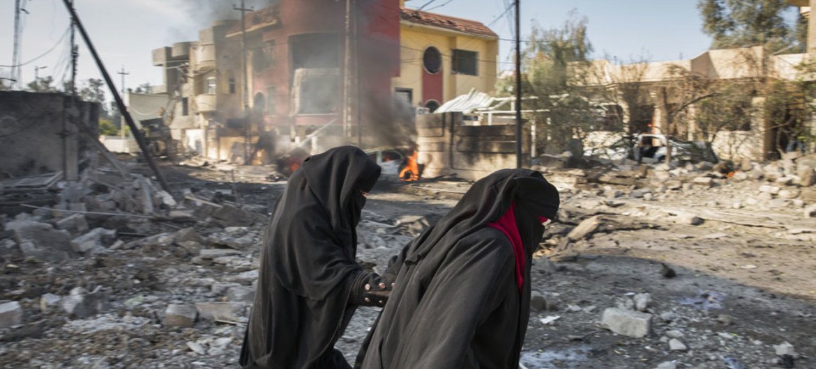Dos mujeres observan los restos de su vivienda familiar, destruida por la explosión de un coche bomba del ISIS,  en la barriada de  Al Andalus, en Mosul, Iraq. Foto ACNUR/Ivor Prickett