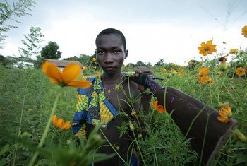 中非共和国西北部，一名手持步枪的少年。