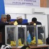 索马里2月8日举行总统选举。议会议员在摩加迪沙机场投票。