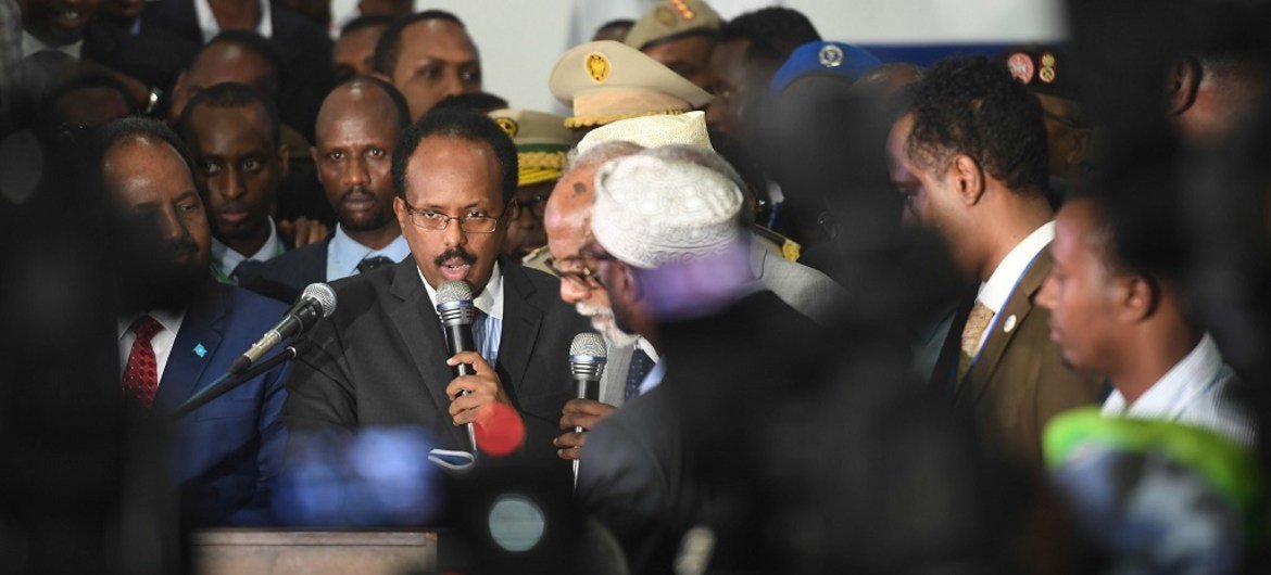Le nouveau Président de la Somalie, Mohamed Abdullahi Farmajo, prête serment après avoir été déclaré vainqueur de l'élection présidentielle. Photo ONU/Ilyas Ahmed