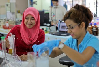 马来西亚一所大学的女学生正在做试验。世界银行图片/Nafise Motlaq