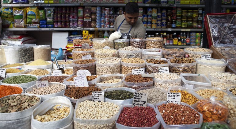 Mikunde na matunda yaliyokaushwa kwenye soko la Esquilino Roma, Italia.