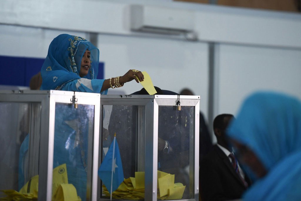 من الأرشيف: عضوة في البرلمان الاتحادي في الصومال تدلي بصوتها في الجولة الأولى من الانتخابات الرئاسية في مقديشو. 8 فبراير 2017.