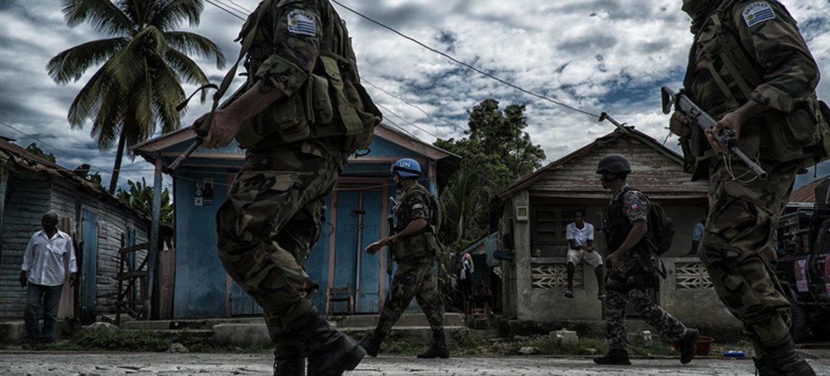 Military peacekeepers and UN police from the UN Mission in Haiti (MINUSTAH) work with Haitian National Police to train for a quick reaction force that can deploy to troubled areas at the request of the Haitian government. Photo Logan Abassi UN/MINUSTAH (file)