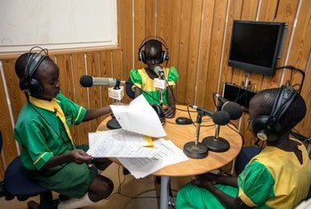Wanafunzi wakiwa katika moja ya vipindi maalum kwenye Radio Miraya ya ujumbe wa Umoja wa Mataifa Sudan Kusini, UNMISS
