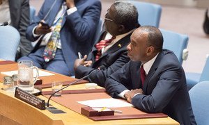 Le Représentant spécial du Secrétaire général et Chef du Bureau intégré des Nations Unies pour la consolidation de la paix en Guinée-Bissau (BINUGBIS), Modibo Ibrahim Touré (droite) briefe le Conseil de sécurité.