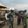 Miembros de la MONUSCO charlan con residentes de la provincia de North Kivu, en República Democrática del Congo, para conocer cómo está la seguridad en esa zona. Foto de archivo: MONUSCO/Force