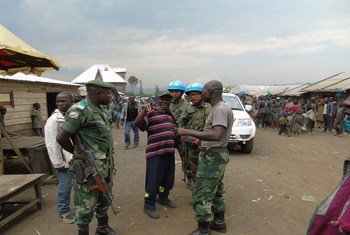 Des Casques bleus de la MONUSCO dialoguent avec la population locale dans la province du Nord-Kivu, en République démocratique du Congo, lors d'une mission à Kingi d'évaluation de la situation de sécuritaire.