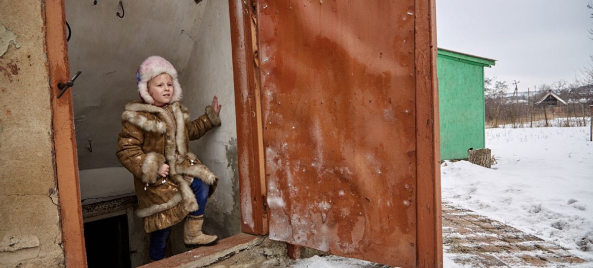 2017年2月13日，炮击和战斗似乎暂停，6岁的萨沙小心翼翼地通过陡峭的台阶爬到她家的地窖外面。这里距离乌克兰顿涅茨克州托雷茨克的“接触线”约15公里。