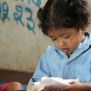Una niña lee en un colegio de Nepal. Foto: Aisha Faquir/Banco Mundial