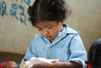 Una niña lee en un colegio de Nepal. Foto: Aisha Faquir/Banco Mundial