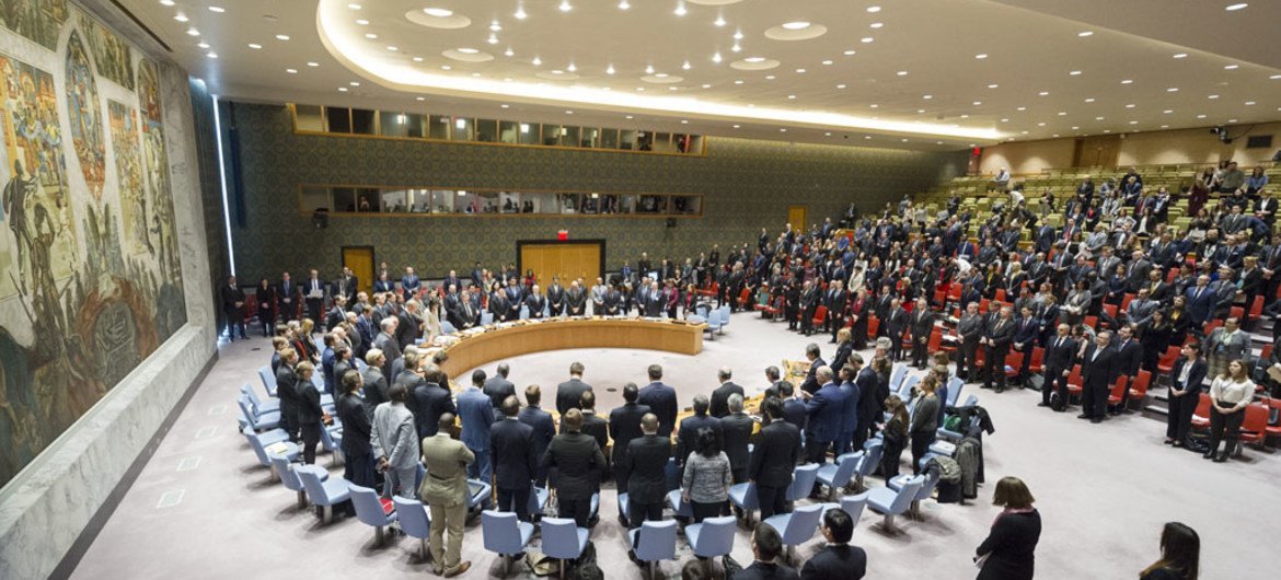 安理会成员向已故俄罗斯常驻联合国代表丘尔金默哀致敬。联合国图片/Rick Bajornas