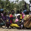 2017年2月，一些妇女在儿基会在南苏丹团结州经营的流动诊所等待子女接受检查，以及提供的补充食物。