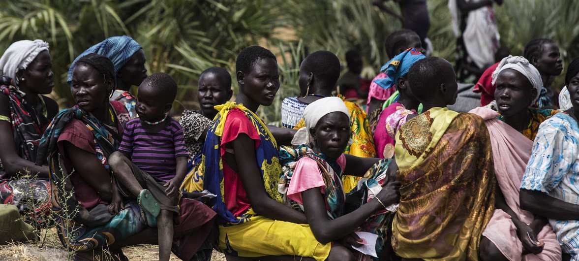 Des femmes attendent avec leurs enfants d'être examinées et de recevoir de la nourriture dans une clinique mobile gérée par l'UNICEF à Rubkuai, dans l'Etat d'Unité, au Soudan du Sud, en février 2017.
