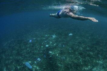 环境署海洋守护人皮赫（Lewis Pugh）正在七海游泳，敦促决策者保护至少10％的世界海洋。在阿曼的阿拉伯海海底已经变成一个垃圾堆。没有鱼，没有珊瑚。只有轮胎、塑料包、瓶子、罐子。
