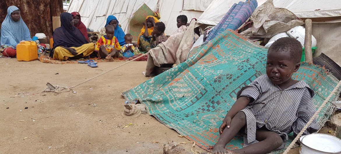 一名男孩在尼日利亚博尔诺州的一个前博科圣地据点哭泣。这个营地收容了大约2万5000名逃离邻近村庄的尼日利亚人。